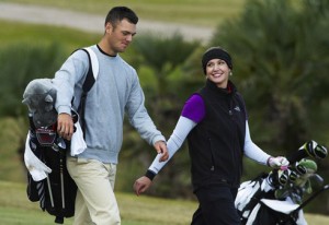 Martin Kaymer kylfuberi fyrir kærestuna Allison Micheletti í Q-school LPGA, í desember 2010.