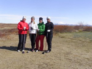 Participants at the Icelandic Lancôme tournament with the snowcovered volcano Hekla in the back. Photo: Golf 1
