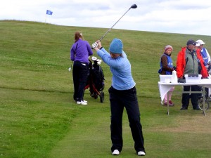 Tinna Jóhanns hitar upp á 1. teig á 1. hring í gær. Mynd: Golf 1.