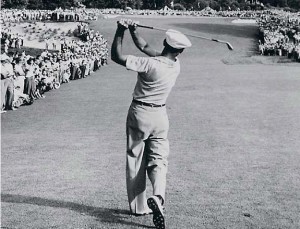 Frægt högg Ben Hogan á 18. braut Merion golfvallarins þegar hann vann Opna bandaríska 1950