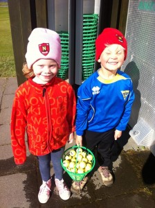 Svo sem sönnum herramanni sæmir bar Ingvar golfboltana fyrir Ragnhildi.  Mynd: Aðalsteinn Jónsson