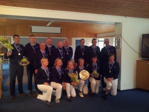 Sigursveitir GR í 1. flokki eldri kylfinga - Steinunn er í fremri röð lengst til vinstri