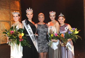 Kateřina Částková „Miss Golf 2012" önnur frá vinstri.