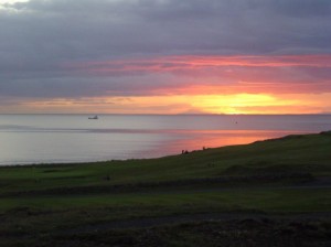 Der Sonnenuntergang der Mitternachtsonne am Hvaleyri Golfplatz im Golf Club Keilir in Hafnarfjörður, Island. Foto: Golf 1