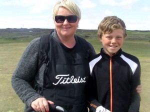 Ólöf í kaddýstörfum fyrir soninn Arnar. Mynd: Golf 1