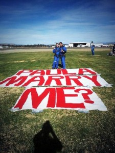 Bónorðið var sett fram úti á velli