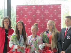 Ólöf María Einarsdóttir, stigameistari í stelpuflokki 2013 - tekur við verðlaunum á verðlaunahófi GSÍ 15. september 2013. Lengst til hægri: Haukur Örn Birgisson, forseti GSÍ. Mynd: Golf 1