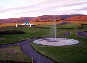 Golfvöllurinn í Lónkoti, Skagafirði er eitt af kraftaverkum íslensks golfs - hann er eini golfvöllur landsins sem liggur á 66° breiddargráðu og honum er viðhaldið af húsráðanda og syni hans einum - Þegar Ólöf María spilaði völlinn voru því miður kóngulóarvefir á flaggstöngum vallarins, sem gleymst hefir að þvo af daginn sem Ólöf María spilaði völlinn. Þess mætti hins vegar geta að Lónkot er að öðru leyti mjög snyrtilegur og hlaut m.a. umhverfisverðlaun Skagafjarðar 2005.