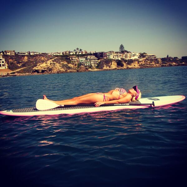 Gulbis slakar á, á seglbretti