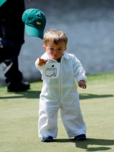 Finn Stallings - sonur Scott Stallings hendir húfuna sína á 4. flöt í par-3 holu keppninni
