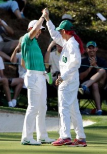 Fagnað með konunni með bleika hárið