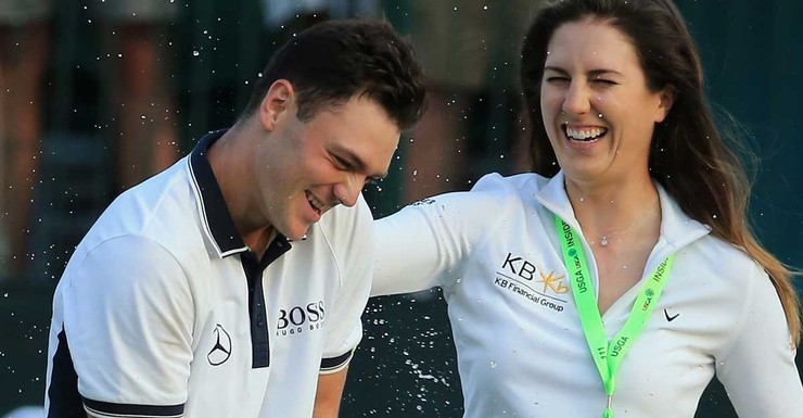 Martin Kaymer fær á sig vatnsgusu frá löndu sinni og „Sam-Düsseldorfara" Söndru Gal - eftir sigurinn á Opna bandaríska 15. júní 2014