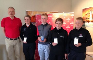 Frá verðlaunaafhendingu í strákaflokki. F.v.: Maður í rauðum stuttermabol,