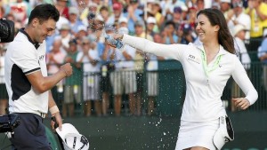 Martin Kaymer fær á sig vatnsgusu frá löndu sinni og „Sam-Düsseldorfara" Söndru Gal - eftir sigurinn á Opna bandaríska 15. júní 2014