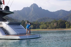 Ernie æfir sveifluna af hraðbát sínum