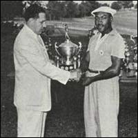 Charles Sifford tekur við verðlaunum á Long Beach Open 1957