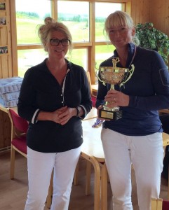 Sigrún María klúbbmeistari GD 2015 t.h. Mynd: GD