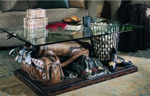 Heilt sett undir stofuborði sem standur