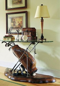 Heilt sett undir borði sem standur