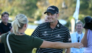 Eiginkona Troy Merritt fagnar honum eftir sigur í Kodak Challenge en þar vann hann fyrsta $1 milljón dala tékkann sinn - hann bætti um betur í gær 2. ágúst 2015!!!