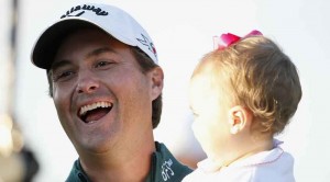 Kisner með dóttur sína í fanginu að sigri loknum á The RSM Classic - fyrsta mótinu sem hannn sigraði á, á PGA Tour