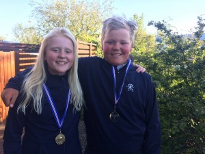 Systkinin Helga Signý og Böðvar Bragi Pálsbörn urðu bæði í 1. sæti í sínum aldursflokkum; Helga Signý í flokki 12 ára og yngri hnáta á Áskorendamótaröðinni og Böðvar Bragi í strákaflokki 14 ára og yngri á Íslandsbankamótaröðinni