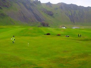 Vallarstarfsmenn að gera allt klárt fyrir 2. keppnisdag á Íslandsmót 35+. Mynd: Golf 1
