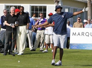 Samuel L. Jackson á Michael Jordan Celebrity Golf Invitational. Til vinstri má sjá vin hans og spilafélaga Bill Clinton, fyrrum Bandaríkjaforseta, sem einnig lék í mótinu.