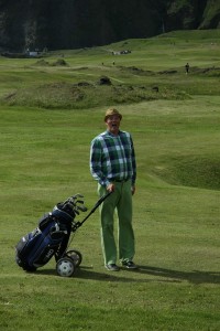 Siggi Sveins hier beim golfen in den Westmänner Inseln. Foto: Gehört Siggi