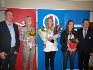 Á mynd f.v.: Ólafur William Hand, fulltrúi Eimskips; Anna Sólveig Snorradóttir, GK 3. sæti; Tinna Jóhannsdóttir, GK stigameistari kvenna á Eimskipsmótaröðinni 2015 og Signý Arnórsdóttir, GK, Íslandsmeistari í höggleik 2015 og Haukur Örn, forseti GSÍ. Mynd: Golf 1