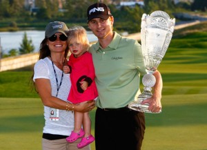 Heath og Stella Slocum ásamt dóttur sinni eftir sigurinn á The Barclays